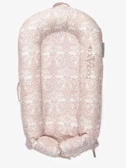 Børnesenge & Tilbehør|DockATot Deluxe+ Babynest, Brer Rabbit Pink Lyserød/Hvid