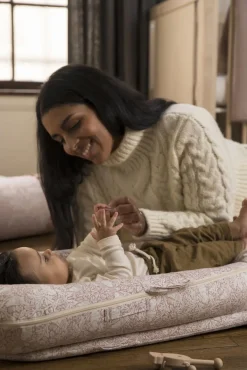 Børnesenge & Tilbehør|DockATot Deluxe+ Babynest, Brer Rabbit Pink Lyserød/Hvid