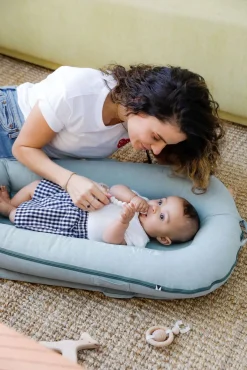 Børnesenge & Tilbehør|DockATot Deluxe+ Babynest, Marine Chambray Grøn
