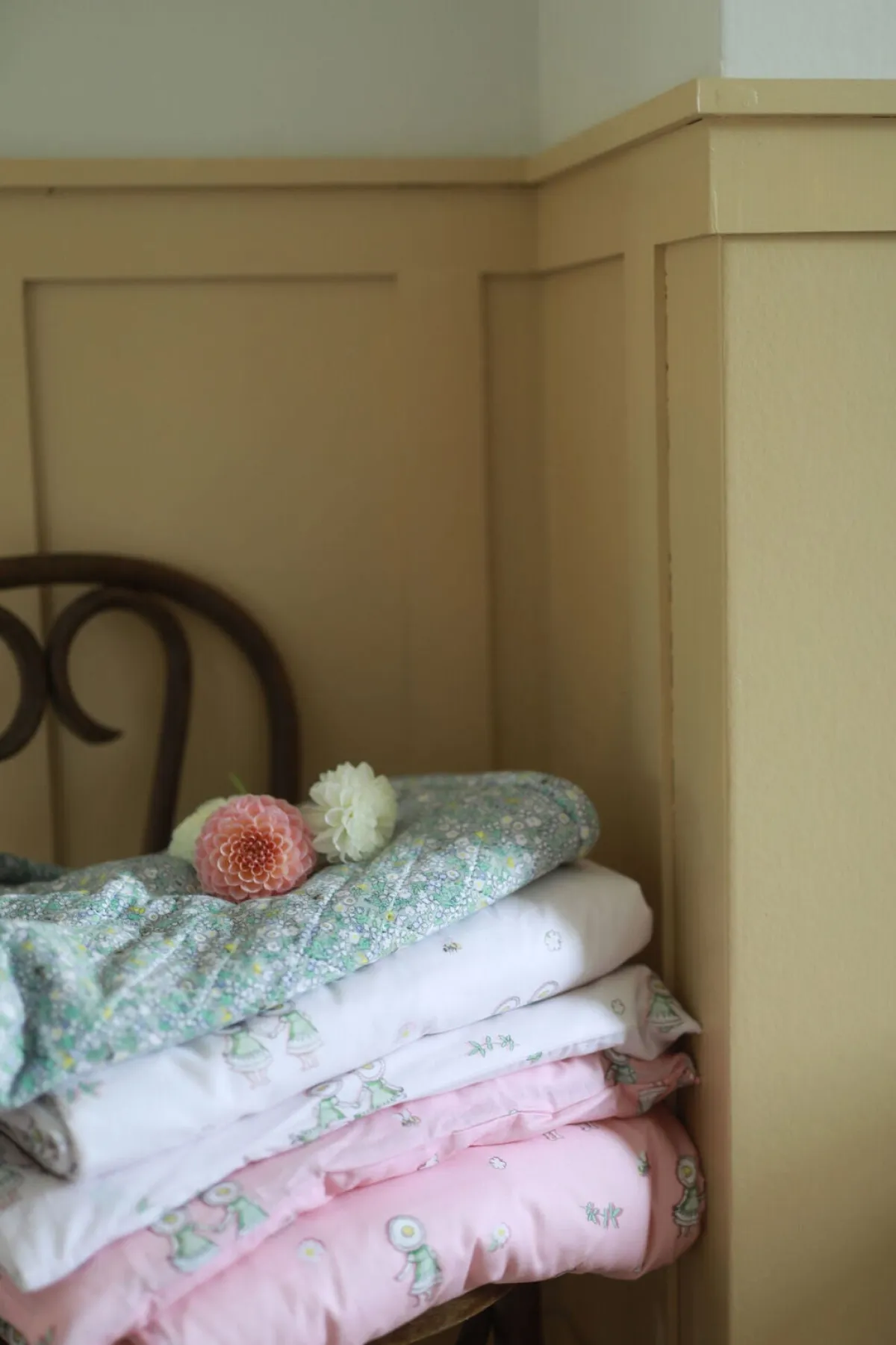 Børn ElsaBeskow Sengetøj-Elsa Beskow Blomsterfesten Sengesæt 150 x 210, Pink