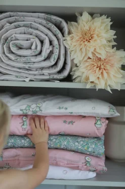 Sengetøj|ElsaBeskow Elsa Beskow Blomsterfesten Sengesæt 70 x 80 Tremmeseng, Sandfarvet