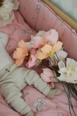 Sengetøj|ElsaBeskow Elsa Beskow Blomsterfesten Sengesæt 100 x 130 Tremmeseng, Pink