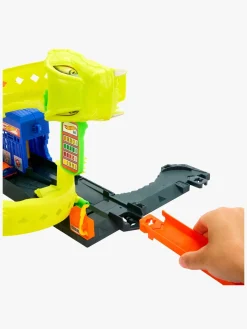 HotWheels Legetøjsbiler & -Fartøjer-Hot Wheels Stunt Tracks Corkscrew Jump Champion Legesæt