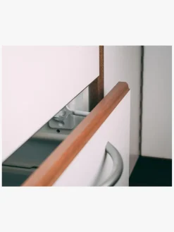 Sikkerhed|SafeandCare Safe & Care SureCatch Selvklæbende Lås til Nederste Skuffe, Hvid