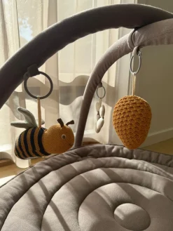 Babylegetøj|VanillaCopenhagen Vanilla Copenhagen Honeybee Aktivitetstæppe, Wood
