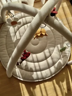 Babylegetøj|VanillaCopenhagen Vanilla Copenhagen Ladybug Aktivitetstæppe, Oyster